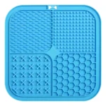 Comedero antiansiedad para mascotas en silicona azul, con cuatro texturas distintas: cuadrícula, puntos, cruces y panal. Diseño cuadrado con asa superior.