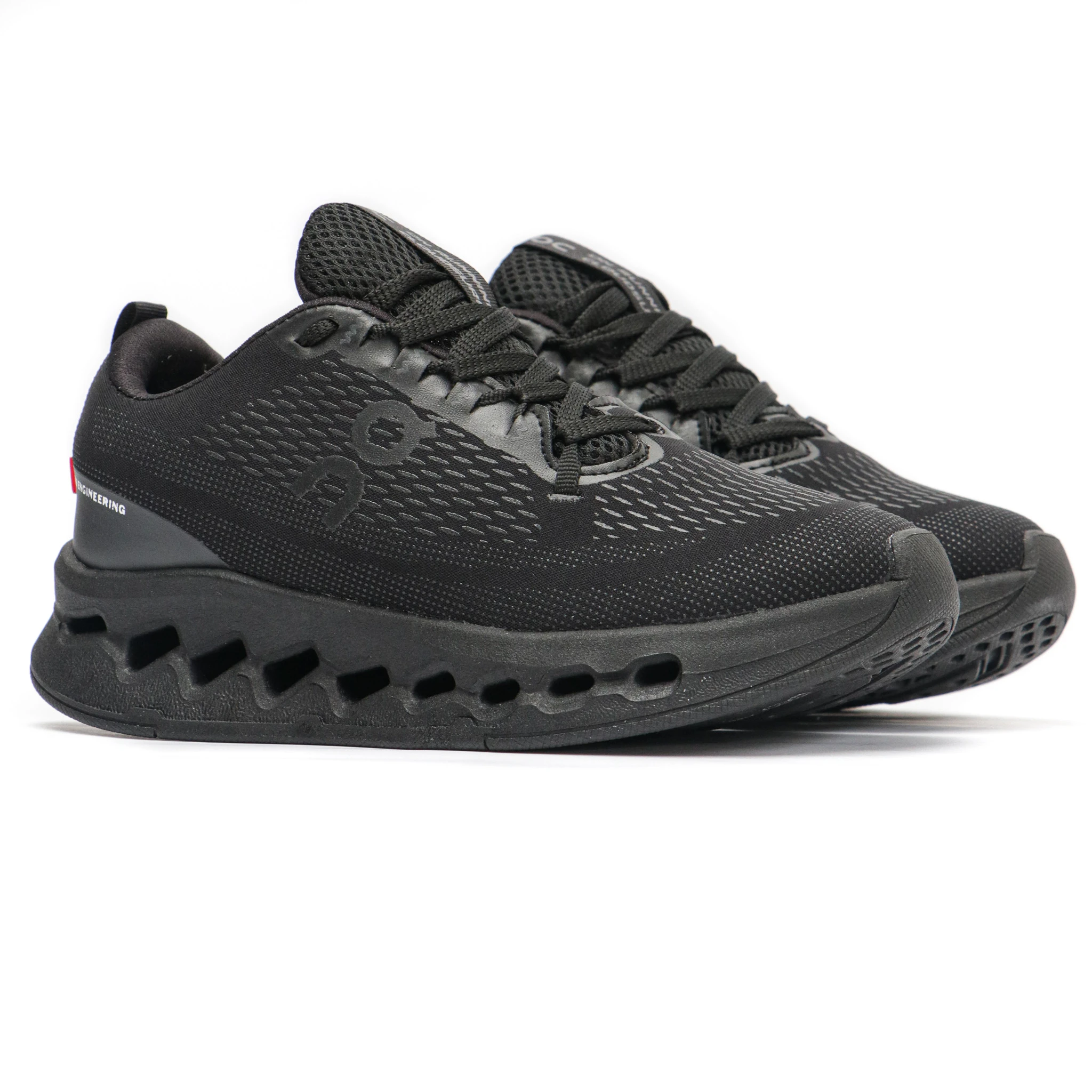 Pareja de zapatillas deportivas On6 en color negro, con malla transpirable y suela segmentada para amortiguación. Vista lateral sobre fondo blanco.