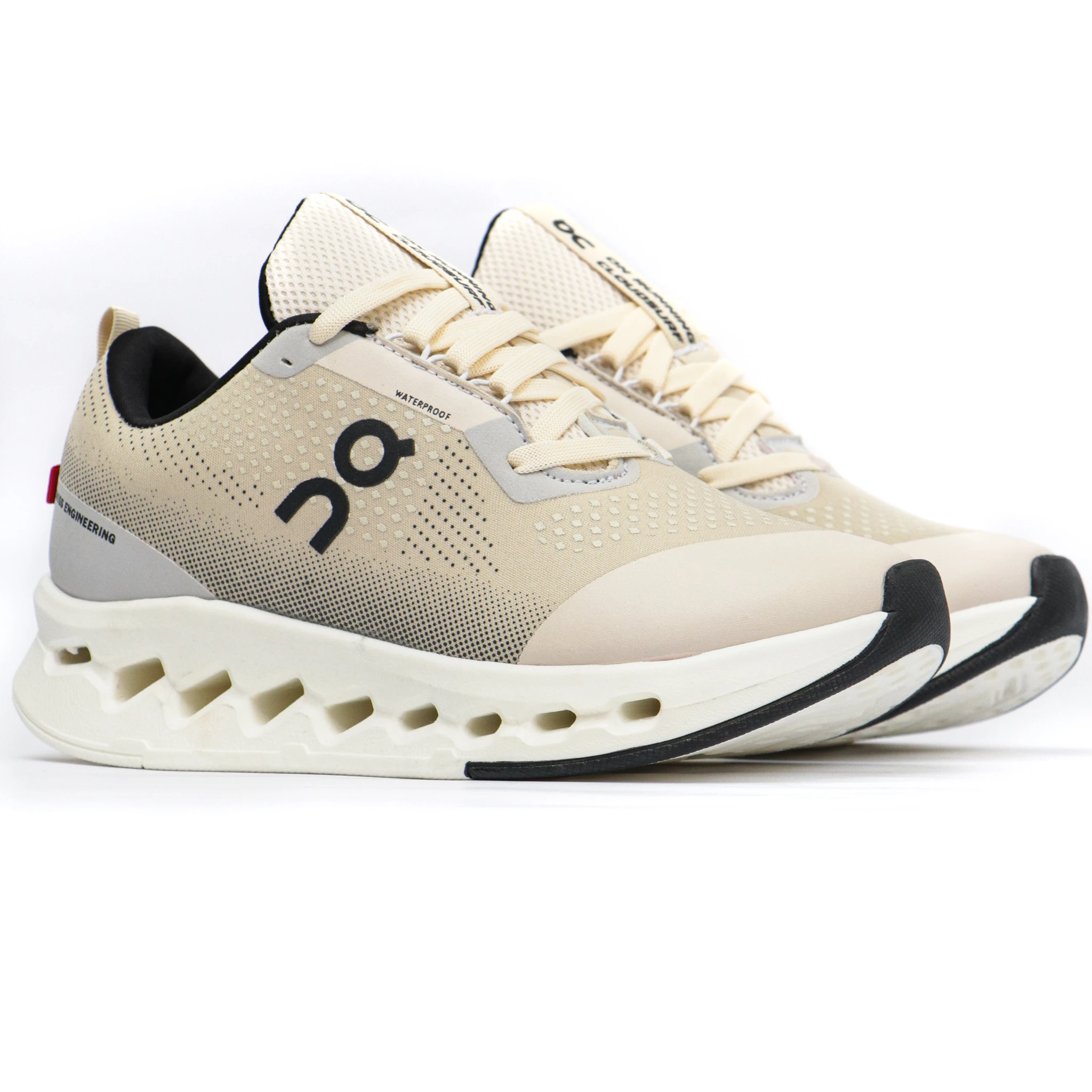 Calzado deportivo On6 en color beige con suela segmentada y malla transpirable, diseñado para proteger articulaciones y mantener frescura en largas distancias.