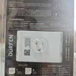 Protector de voltaje Dürfen, color blanco, con enchufe tipo Schuko y etiqueta técnica visible en la parte trasera. Incluye instrucciones de instalación y especificaciones técnicas en la caja.