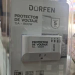 Protector de voltaje Dürfen 15A 1800W en empaque transparente, con enchufe estándar y etiqueta de garantía de cinco años.