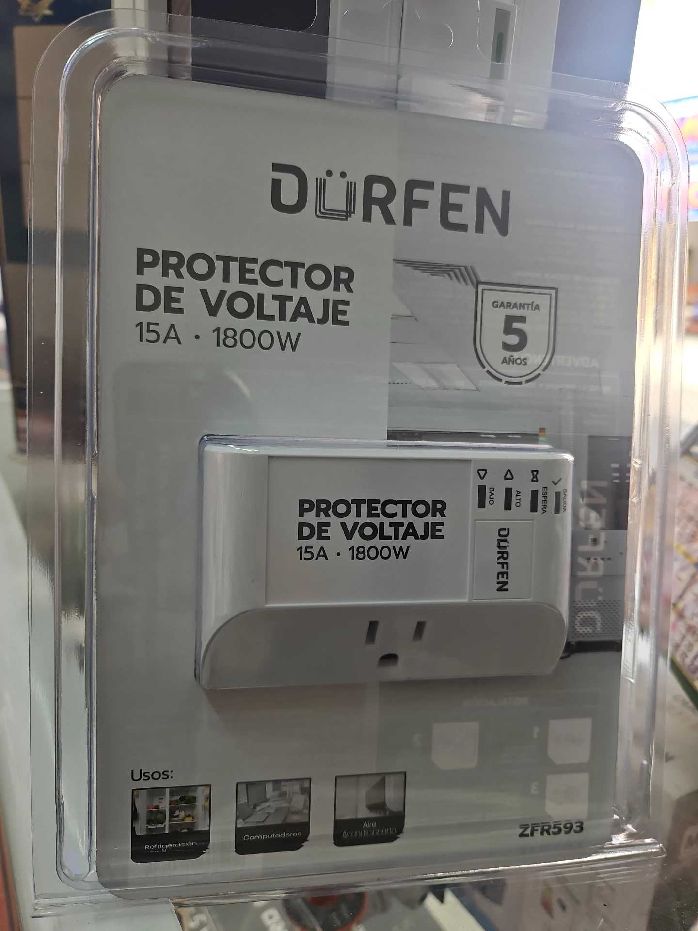 Protector de voltaje Dürfen 15A 1800W en empaque transparente, con enchufe estándar y etiqueta de garantía de cinco años.