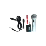 Micrófono inalámbrico WVNGR WG-388E en color plateado, con receptor negro, dos pilas rojas, cable de alimentación y adaptador de conexión.