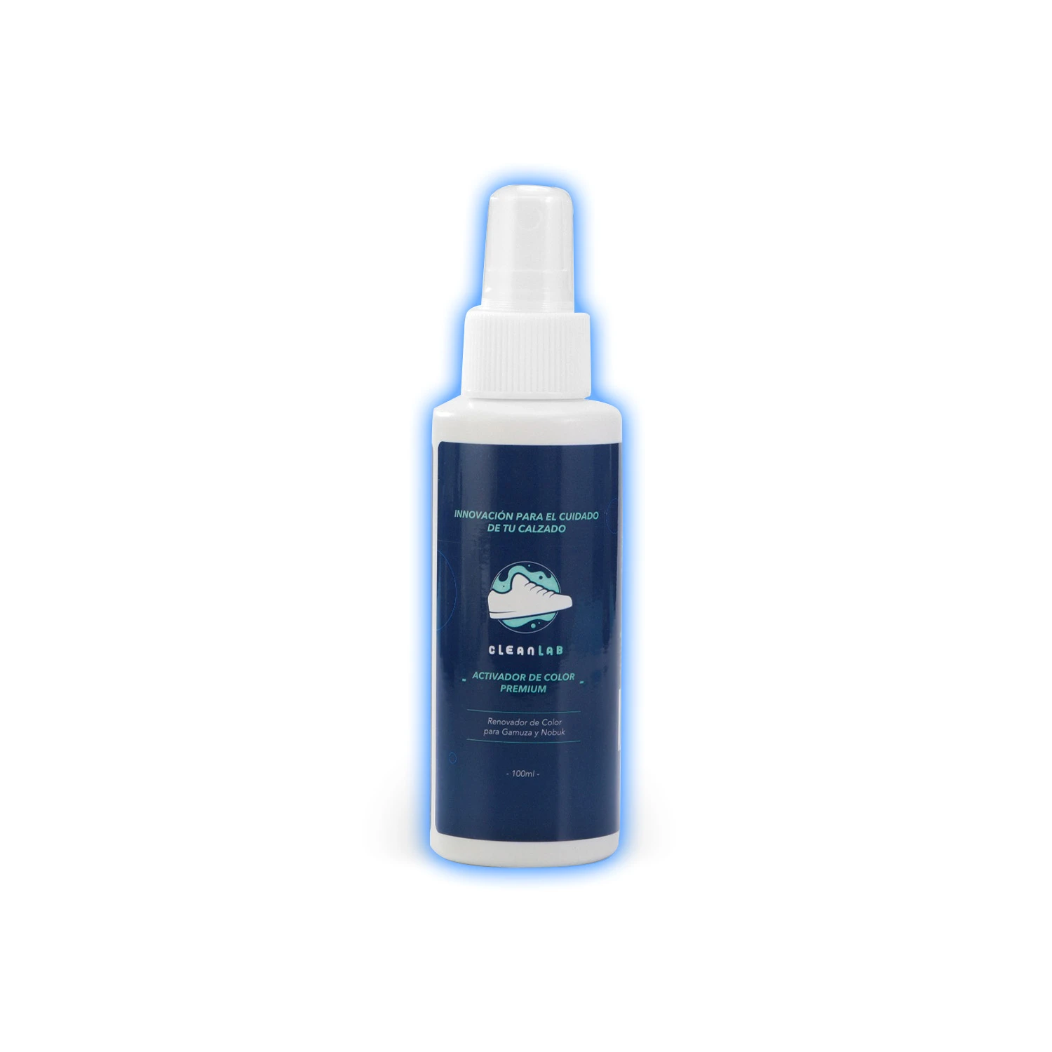 Botella de spray azul oscuro con etiqueta blanca y logo de zapatilla, producto para limpieza de tenis de gamuza.