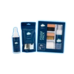 Pack de limpieza para tenis en gamuza, incluye spray, cepillos y bolsa de almacenamiento, presentado en caja azul con accesorios visibles.