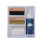 Pack de limpieza de tenis CleanLab con cepillo básico negro, cepillo premium beige, esponja blanca y botella azul de 150 ml.