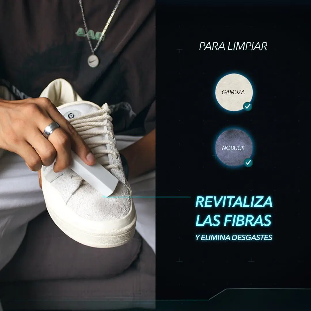 Pack Gamuza Pro para limpieza de tenis: mano aplicando cepillo blanco en zapatilla blanca de gamuza, con texto que indica revitaliza fibras y elimina desgastes.