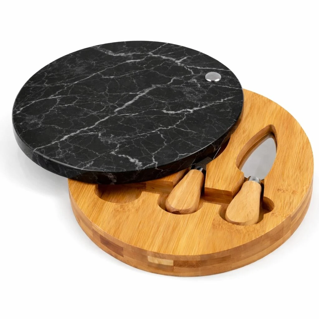 Tabla redonda de quesos con superficie de mármol negro y base de bambú, incluye dos utensilios integrados para servir.