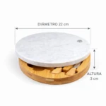 Tabla redonda de quesos con superficie de mármol blanco y base de bambú, incluye utensilios integrados; mide 22 cm de diámetro y 3 cm de altura.