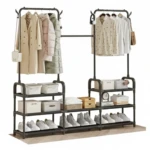 Perchero de metal negro con tres niveles, ganchos superiores y estantes inferiores para zapatos y cajas organizadoras.