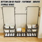 Perchero metálico de color gris oscuro con tres niveles: ganchos superiores, estantes intermedios con cajas blancas y estantes inferiores para zapatos.