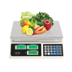 Bascula de mesa digital de 40 kg con pantalla LCD y teclado numérico, mostrando vegetales frescos sobre su plataforma gris.