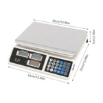 Báscula de mesa digital blanca con plataforma metálica, panel de control con teclado numérico y tres pantallas LCD; dimensiones visibles: 33 cm de largo por 33 cm de ancho y 7 cm de altura.
