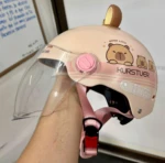 Casco juvenil color crema con diseño de capibara y visor transparente extendido, ideal para proteger rostro del viento.