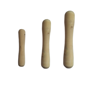 Tres palos mordedores de madera café pulido, en tamaños crecientes, para limpieza dental y entretenimiento canino.