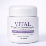 Jarrón blanco con tapa, etiqueta que dice Vital Crema Para Piernas Cansadas, 100 ml.