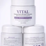 Tres frascos blancos de crema Vital para piernas cansadas, uno encima de dos, con etiqueta que indica 100 ml y beneficios visibles.