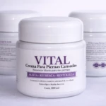 Vital Crema Piernas Cansadas, envase blanco de 100 ml con etiqueta morada, frente visible, fondo neutro.
