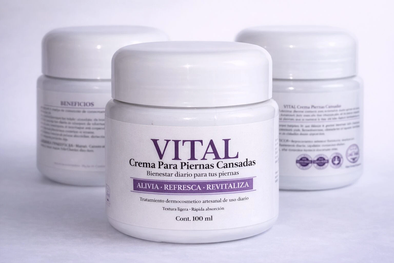 Vital Crema Piernas Cansadas, envase blanco de 100 ml con etiqueta morada, frente visible, fondo neutro.
