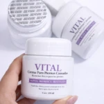 Vital Crema para Piernas Cansadas, presentación de 100 ml, con tapa blanca y etiqueta morada. Se muestra en mano junto a dos envases adicionales en fondo blanco.