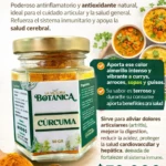 Jarrón de vidrio con tapa dorada que contiene cúrcuma en polvo amarillo intenso, acompañado de cucharas con la especia y platos con guisos, sobre fondo claro. Etiqueta indica 50 gr.