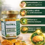 Botánica Curcuma en frasco de vidrio con tapa dorada, 50 gr, acompañado de polvo amarillo en cuchara y rodajas de raíz fresca, sobre superficie de madera.