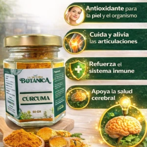 Botánica Curcuma en frasco de vidrio con tapa dorada, 50 gr, acompañado de polvo amarillo en cuchara y rodajas de raíz fresca, sobre superficie de madera.