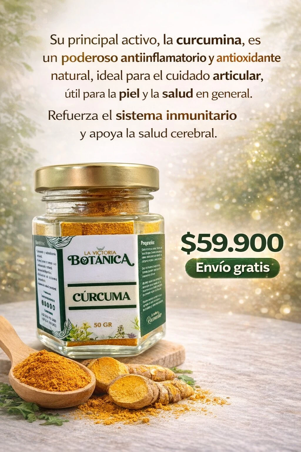 Jarrón de vidrio con tapa dorada que contiene cúrcuma en polvo, acompañado de raíz fresca y cuchara de madera, sobre superficie clara con fondo desenfocado.