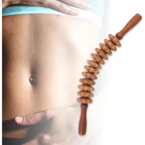 Rodillo de maderoterapia con nudos en madera clara, sobre abdomen femenino; herramienta para masaje y drenaje linfático.
