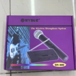 Caja morada del sistema de micrófono inalámbrico Wyngir SH-200, mostrando el micrófono con antena retráctil y la base receptora. Incluye de músico con guitarra.