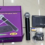 Pack de micrófono inalámbrico Wyngir SH-200 en caja morada, incluye micrófono negro con antena retráctil, receptor, cargador y cables.