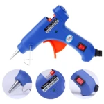 Pistola de silicona caliente azul con gatillo naranja, enchufe negro y detalles en rojo; incluye tres vistas cercanas del boquillo, interruptor y etiqueta de marca.