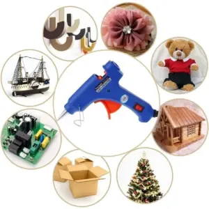 Pistola de silicona caliente azul con mango ergonómico, cable largo y punta metálica, rodeada de proyectos DIY como navío, árbol de navidad, caja de cartón, circuito electrónico, casa de madera, oso de peluche y flor de tela.