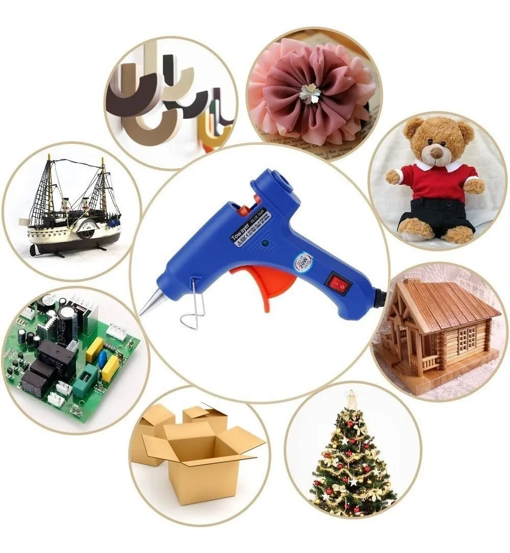 Pistola de silicona caliente azul con mango ergonómico, cable largo y punta metálica, rodeada de proyectos DIY como navío, árbol de navidad, caja de cartón, circuito electrónico, casa de madera, oso de peluche y flor de tela.