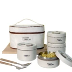 Portacomidas compacto blanco con estuche térmico, tres recipientes apilables y cubiertos de madera.