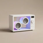 Altavoz portátil blanco con carcasa acrílica transparente, mostrando drivers internos iluminados en tonos púrpura y azul bajo luz ambiental neutra.