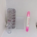 Kit de decoración para uñas con piedras y estampador. Incluye organizador de gemas, tóner, base transparente y marcador rosa con texto visible.