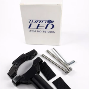 Kit de montaje para faro TK-01A: abrazadera negra con sujeción dentada, dos tiras adhesivas y tres tornillos hexagonales, junto a caja blanca con logo Turb LED.