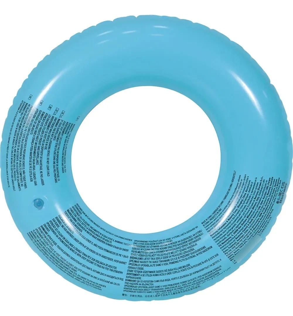 Flotador de piscina azul claro en forma de anillo, con texto de advertencias visibles en la superficie exterior.