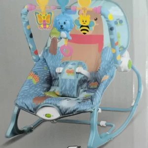 Silla vibradora mecánica para bebé en color azul claro con patrones de animales y juguetes colgantes, modelo NO.68190.