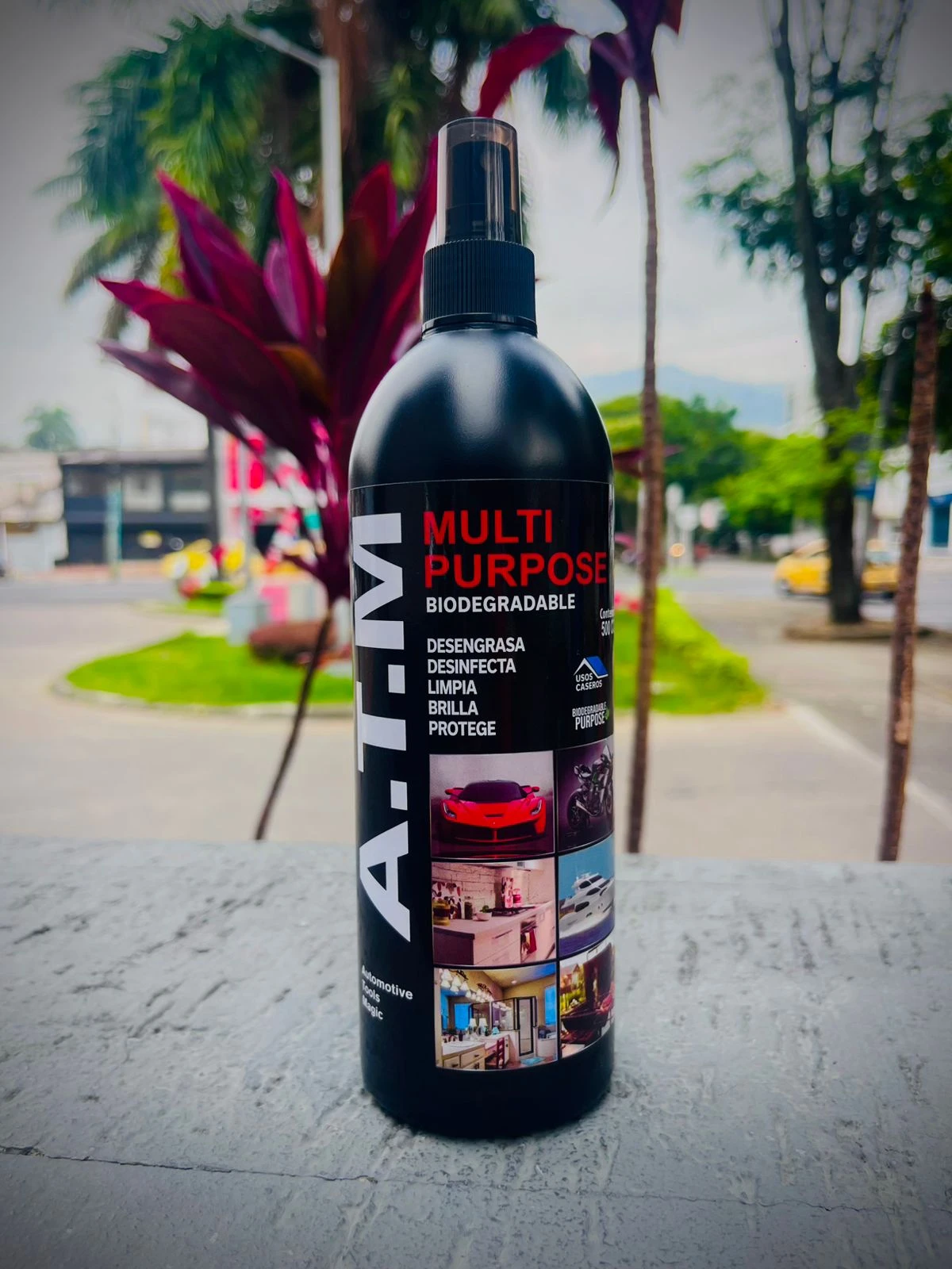 Botella negra de spray con etiqueta que dice A-T-I-M Multi Purpose, biodegradable, para desengrasar, desinfectar, limpiar, brillar y proteger superficies automotrices.