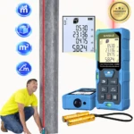 Medidor láser digital azul con pantalla LCD, mostrando mediciones de distancia, área y volumen. Incluye pilas alcalinas y emisor láser rojo.
