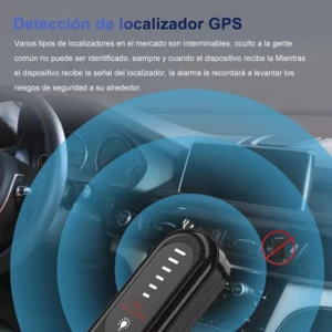 Detector GPS negro con antena visible, mostrando señal de localización en interfaz digital dentro de vehículo.