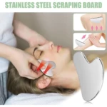 Gua sha de acero quirúrgico plateado, con forma ergonómica y bordes redondeados, en uso sobre rostro y cuello, acompañado de ilustraciones de aplicación y producto aislado.