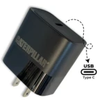 Adaptador de pared negro Caterpillar con enchufe tipo A y puerto USB-C visible, diseñado para carga rápida de 67W.