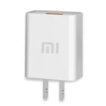 Cargador USB-C blanco de Xiaomi con cable integrado, enchufe tipo A y logo visible en la parte frontal.
