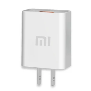 Cargador USB-C blanco de Xiaomi con cable integrado, enchufe tipo A y logo visible en la parte frontal.
