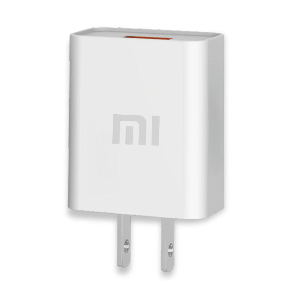 Cargador USB-C blanco de Xiaomi con cable integrado, enchufe tipo A y logo visible en la parte frontal.