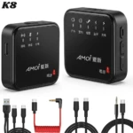 Micrófono de solapa inalámbrico K8 en color negro, mostrando receptor y transmisor con indicadores LED, junto a cables USB y de audio incluidos.