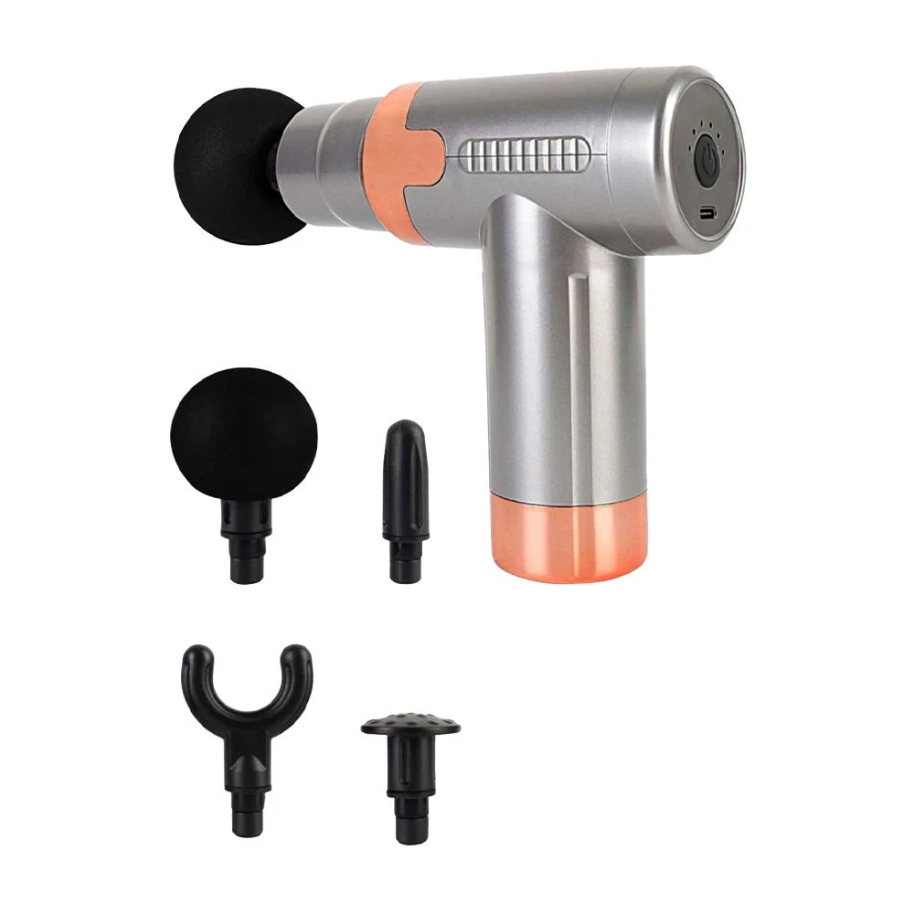 Pistola de masaje inalámbrica en color gris y naranja con cuatro cabezales intercambiables para uso en recuperación muscular.